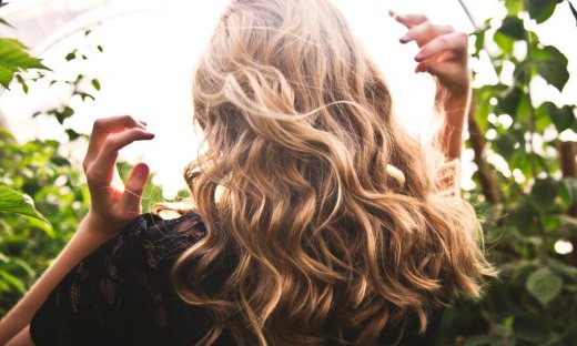 3 αποτελεσματικά tips για να κρατήσουν οι μπούκλες όλη μέρα