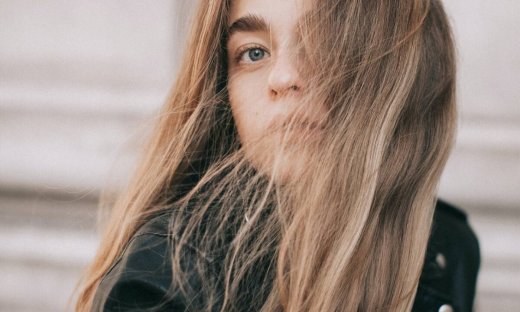 Δεν προλαβαίνεις να λουστείς και τα μαλλιά σου είναι λαδωμένα; Ιδού η λύση