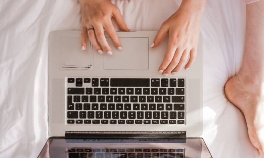 Είσαι single; 4 τρόποι με τους οποίους τα social media δεν σε αφήνουν να κάνεις σχέση