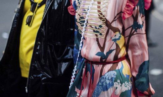 10 πολύχρωμα φορέματα που μπορείς να φοράς στο σπίτι αντί για κολάν