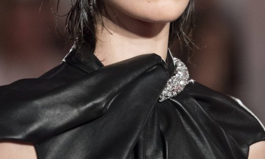 Αυτές οι μπλούζες θα τραβήξουν όλα τα βλέμματα πάνω σου