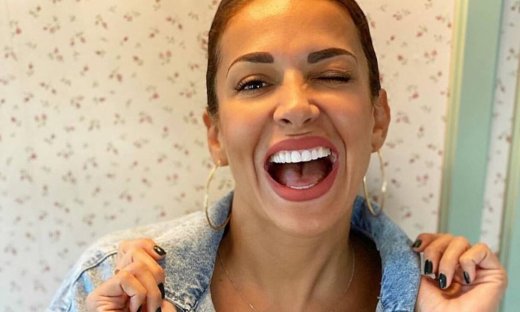 Ελένη Χατζίδου: Κάνει την κόρη της «αεροπλανάκι» κι εκείνη ενθουσιάζεται