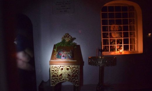 Στην Ύδρα έβγαλαν εικόνα από εκκλησάκι και την φιλούσαν οι πιστοί́!