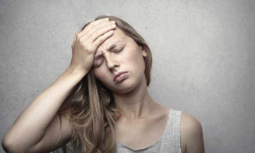 «Τα μαλλιά μου πέφτουν αφύσικα πολύ. Είναι σύμπτωμα κορονοϊού»;