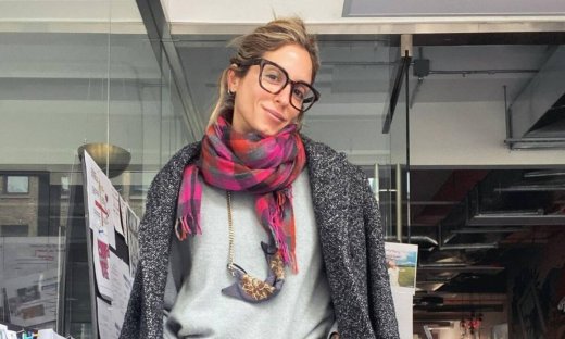 Η Σοφία Καρβέλα έχει βρει το πιο στιλάτο χρώμα για τον φετινό χειμώνα