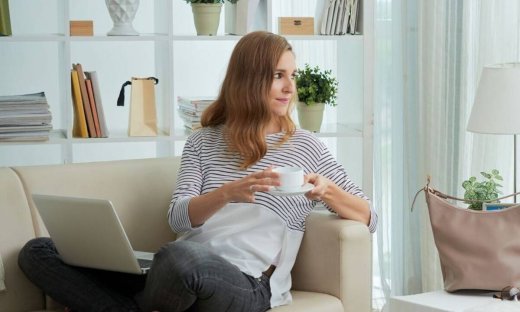 Κάνεις καθιστική δουλειά; Αυτές οι κινήσεις μπορούν να χαλαρώσουν τους μύες σου