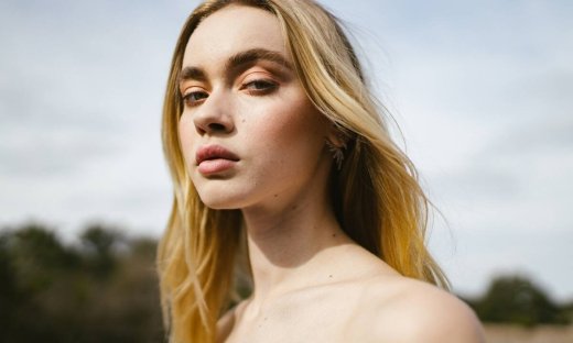 «Έχω ξανθά μαλλιά και κιτρίνισαν. Τι να κάνω;»: Σου βρήκαμε τη λύση