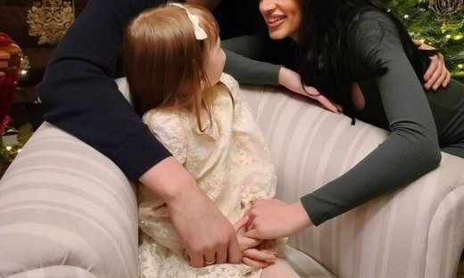 Ηθοποιός δημοσίευσε οικογενειακή φώτο ανήμερα των γενεθλίων της κόρης της και είναι μαγική! 