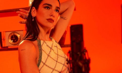 Dua Lipa: Αποκάλυψε τι θα κάνει τα Χριστούγεννα και ταυτιστήκαμε