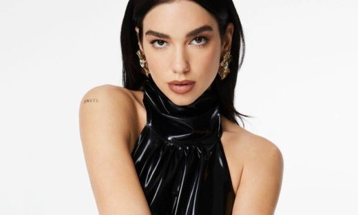 Η Dua Lipa μας δείχνει τον πιο cool τρόπο να φορέσουμε το αγαπημένο μας πουλόβερ