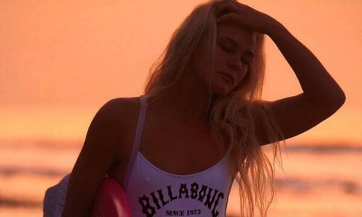 Αυστραλή σέρφερ δαμάζει τα κύματα γυμνή και «κόβει ανάσες» (vid&pics)