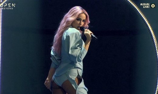 J2US: Έβαλε φωτιά στη σκηνή η Φουρέιρα! Η σέξι εμφάνιση, η αναφορά στον Μποτία και η αμηχανία! 