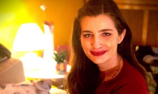 Άγριες Μέλισσες: Η Λενιώ ποζάρει όπως ποτέ άλλοτε στο στολισμένο της σπίτι και είναι υπέροχη!