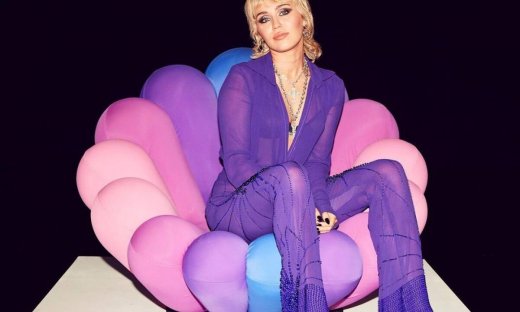 Η Miley Cyrus έκανε το πιο φανταστικό μακιγιάζ για τα Χριστούγεννα