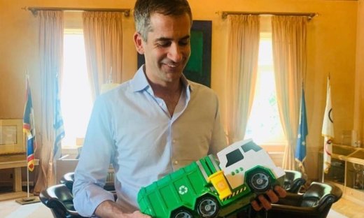 Κώστας Μπακογιάννης: Βόλτα με τους γιους του στο κέντρο της Αθήνας