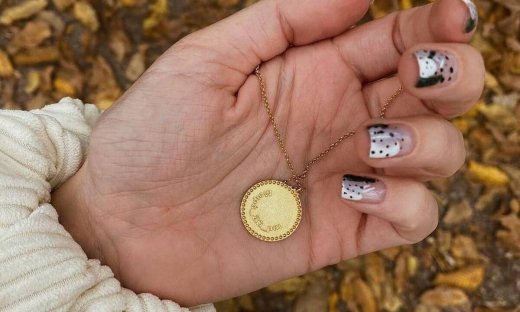 8 elegant κοσμήματα-γούρια για να υποδεχθείς με στυλ το νέο έτος