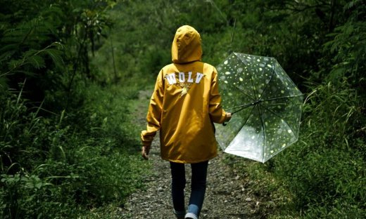 Τα αδιάβροχα που θα σε σώσουν από το νερό χαρίζοντας στυλ