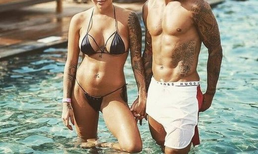 Σύζυγος ποδοσφαιριστή τραγούδησε τον Εθνικό Ύμνο της χώρας της με εσώρουχα (vid)