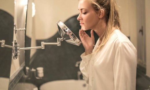 Το νέο trend στο TikTok θέλει να καταπολεμάς τα σπυράκια σου κάπως έτσι…