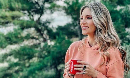 H Aθηνά Οικονομάκου μας είχε ήδη αποκαλύψει ότι είναι έγκυος μέσα από αυτές τις εμφανίσεις της