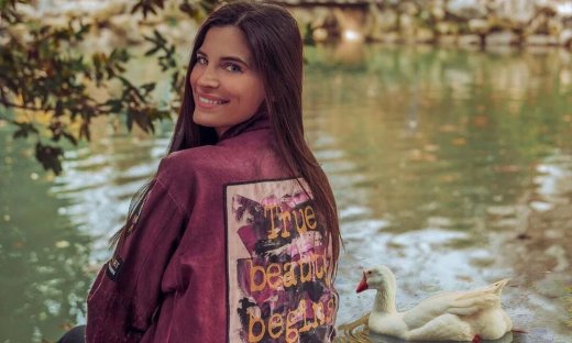 Μπόμπα: Ποζάρει στον καθρέφτη της και η κοιλίτσα της έχει φουσκώσει κι άλλο! Μοναδική φώτο!