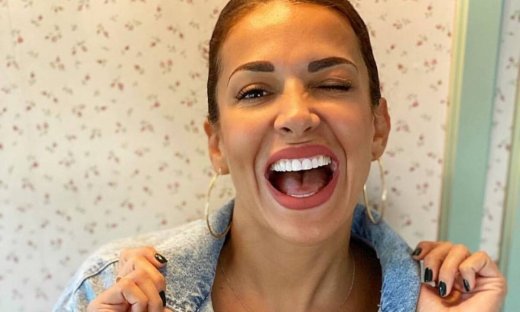 Ελένη Χατζίδου: Μας έδειξε την γκαρνταρόμπα της κόρης της και πάθαμε πλάκα