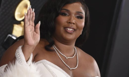 Το νέο μανικιούρ της Lizzo είναι ό,τι πιο girly είδαμε τελευταία