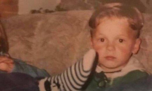 Αναγνωρίζετε τον πιτσιρικά της φωτογραφίας; 