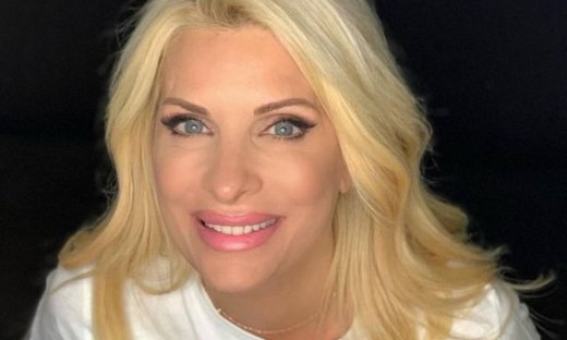 Η Ελένη Μενεγάκη έχει βρει το beauty look που την κάνει να νιώθει όμορφη στην καραντίνα