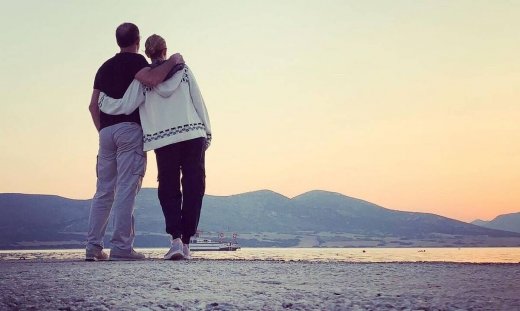 Lockdown: Γνωστό ζευγάρι έδωσε ραντεβού στα σκαλιά του σπιτιού του! 