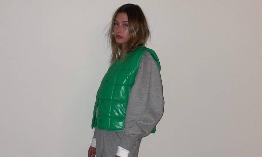 Η φόρμα της Hailey Bieber είναι ό,τι πιο cool μπορείς να φορέσεις αυτές τις μέρες