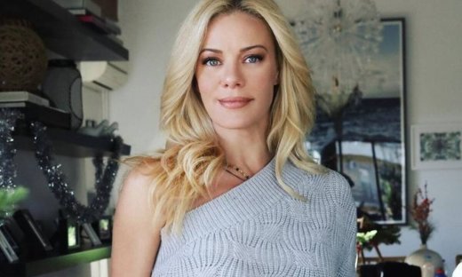 H Ζέτα Μακρυπούλια έχει βρει το στυλ μπλούζας που κάνει πιο κομψά όλα μας τα σύνολα