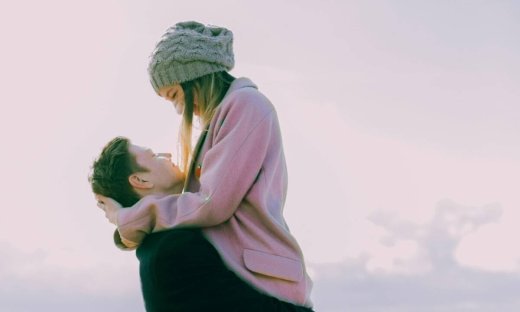 Πώς η στέρηση της αγκαλιάς έχει επηρεάσει την ψυχική μας υγεία