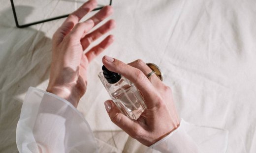 8 μυστικά για να μυρίζει περισσότερες ώρες το άρωμά σου