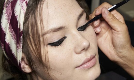 10 μαύρα μολύβια ματιών για να δημιουργείς τα πιο σαγηνευτικά eye looks