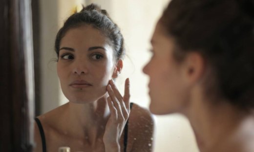 Τα σημάδια που δείχνουν πως το δέρμα σου χρειάζεται μια νέα ρουτίνα ομορφιάς