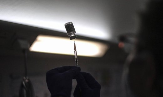 Είσαι πρώην ασθενής Covid-19; Ιδού τι πρέπει να ξέρεις για τα εμβόλια και τις μεταλλάξεις