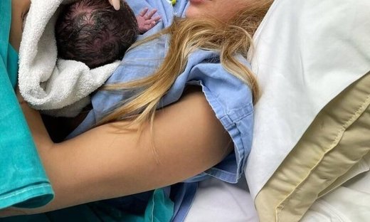 Μόλις γεννήθηκε η κορούλα τους: Οι πρώτες φωτό από το μαιευτήριο!