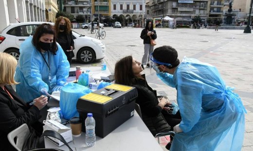 Κρούσματα σήμερα: Κοντά στις 2.000 και πάλι τα κρούσματα - Γέμισαν οι ΜΕΘ