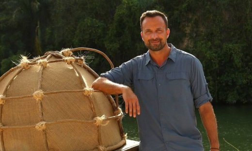 Survivor: Ποιος είναι τελικά ο Σεφ Τάκης που «σερβίρει» τα έπαθλα φαγητού στους παίκτες; 