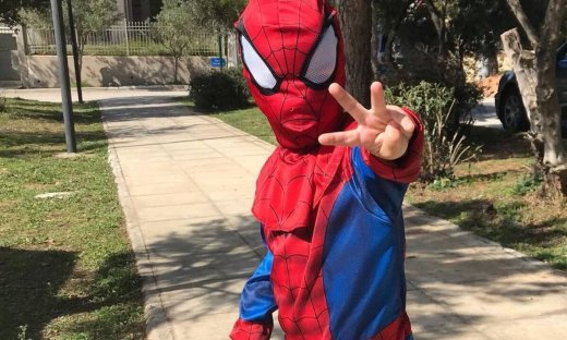 Γιος γνωστής Ελληνίδας δημοσιογράφου πήγε βόλτα ντυμένος... Spiderman