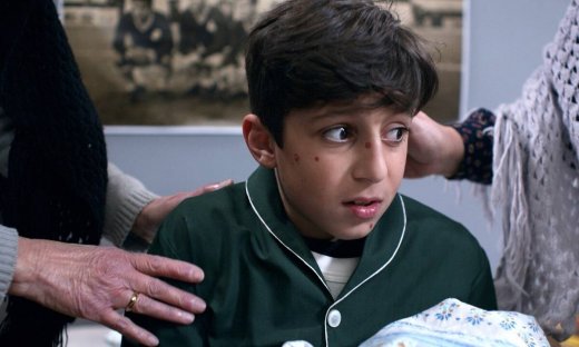 Τα καλύτερά μας χρόνια: Ο Άγγελος ξυπνάει μια μέρα με το πρόσωπο γεμάτο σπυριά!