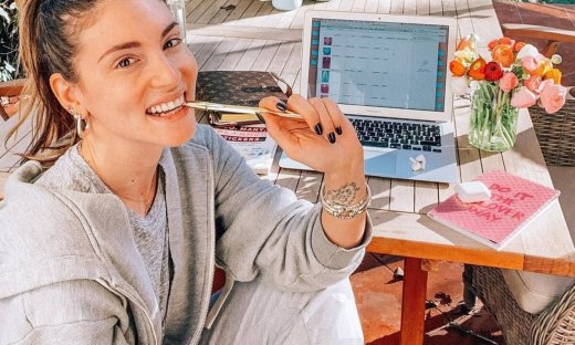 Αθηνά Οικονομάκου: Τι της αρέσει να φοράει αυτό το διάστημα