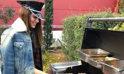 Σταματίνα Τσιμτσιλή: Πώς τσίκνισε με την οικογένειά της - Δείτε φώτο