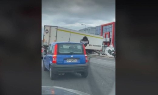 Σοβαρό τροχαίο στον Κηφισό - Νταλίκα δίπλωσε και έπεσε στον παράδρομο