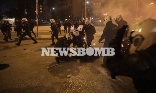 Πεδίο μάχης η Νέα Σμύρνη: Σοκάρουν οι εικόνες από τα άγρια επεισόδια (pics&vids)