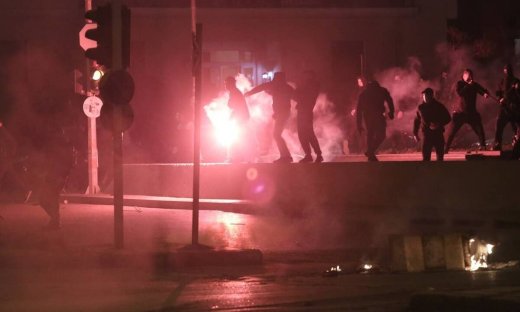 Νέα Σμύρνη: Μου φώναζαν «πουτ@@@ θα πεθάνεις» - Η κατάθεση σοκ του τραυματία αστυνομικού