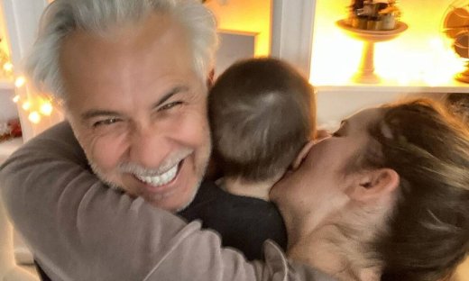 Χριστόπουλος - Μπραντ: Βόλτα στο κέντρο της Αθήνας με τον γιο τους