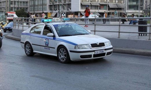 Όχημα ξέφυγε από την πορεία του και παρέσυρε μοτοσικλετιστή στη Λιοσίων μετά από καταδίωξη