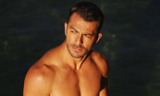 Ο Ντάνος μας δείχνει ιδέες για γυμναστική στο σπίτι - Δείτε το video από το δωμάτιο του!